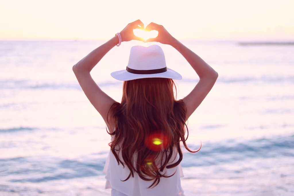 手でハートをつくった女性の写真